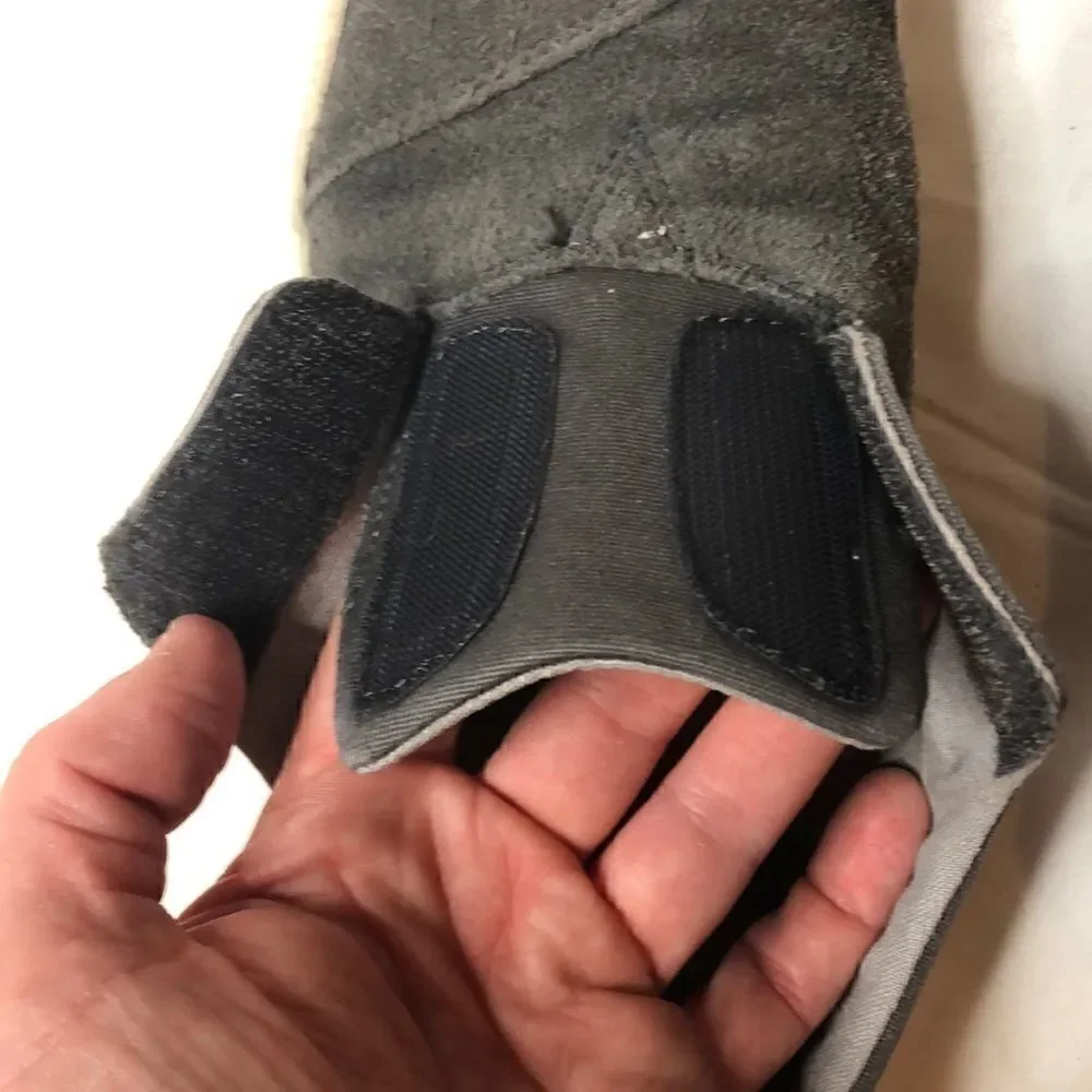 Toms Unisex Kids Grey Suede and Canvas Sne…‎